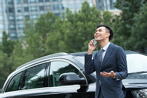 指尖上的守护 紧急汽车服务，商务女性的安心之选